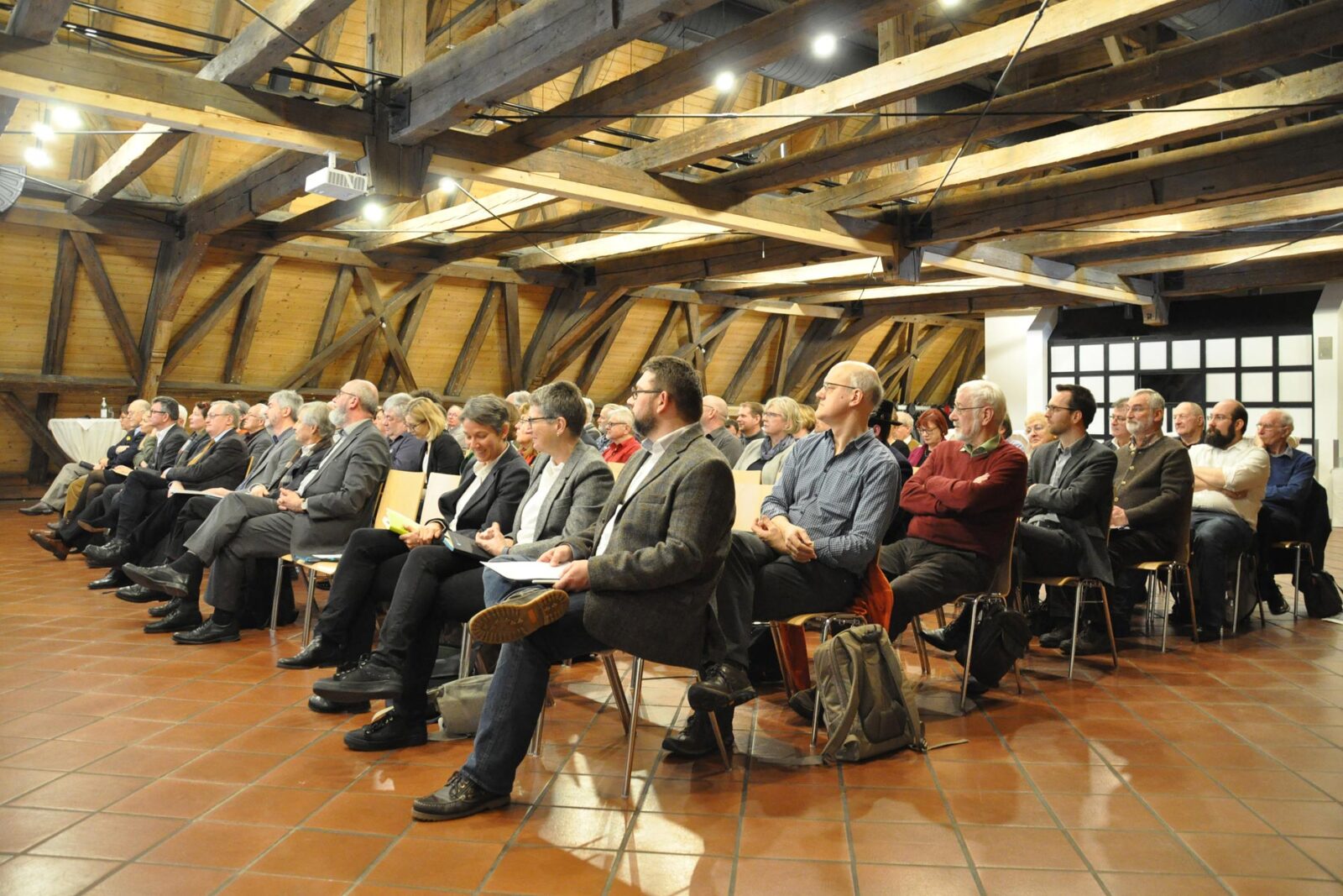 volle Stuhlreihen beim Arbeitstreffen der Heimatpflegerinnen und Heimatpfleger in Ingolstadt