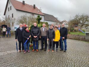 aufgestellter Osterbrunnen in Kollersried mit Staatsminister Albert Füracker mehr