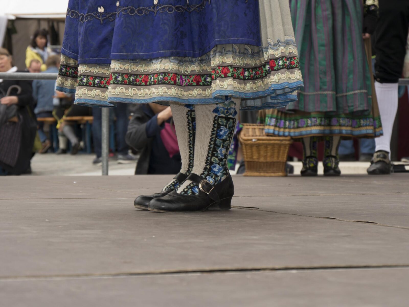 mit blauen Blüten verzierte Trachtenstiefel für die Frau