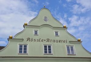 Aussenansicht Dachgiebel der Rössle Brauerei