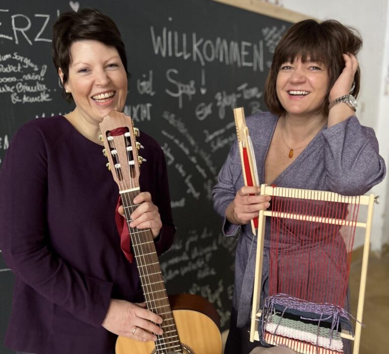 Carolin Pruy-Popp mit Gitarre vom Bayerischer Landesverein für Heimatpflege e.V. Beratungsstelle für Volksmusik in Franken Bad Berneck und Stefanie Romig mit kleinem Webstuhl von der Weberei Zuleeg