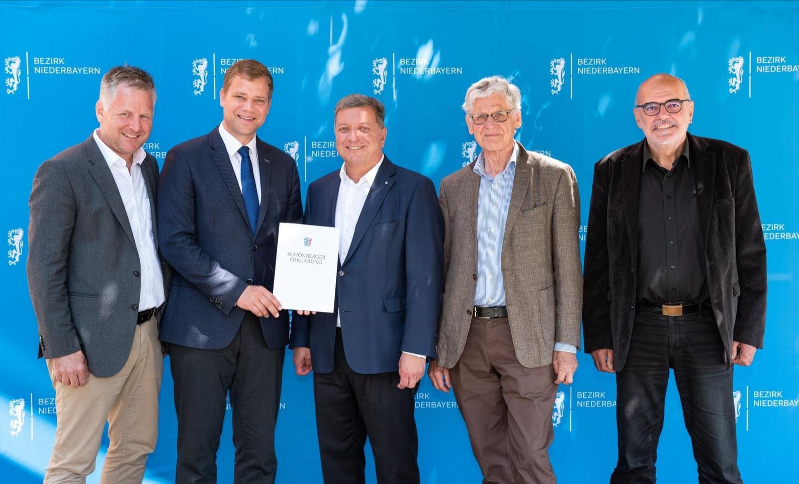 (v.l.n.r.) Dr. Rudolf Neumaier, Dr. Olaf Heinrich, Christian Bernreiter, Manfred Brennecke und Jakob Oberpriller