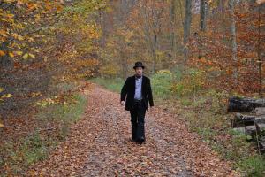 Schornsteinfeger läuft durch den herbstlichen Wald