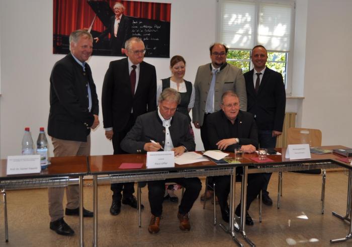 Vertragsunterzeichnung mit Pruy-Popp und Vertreter der Berufsfachschule