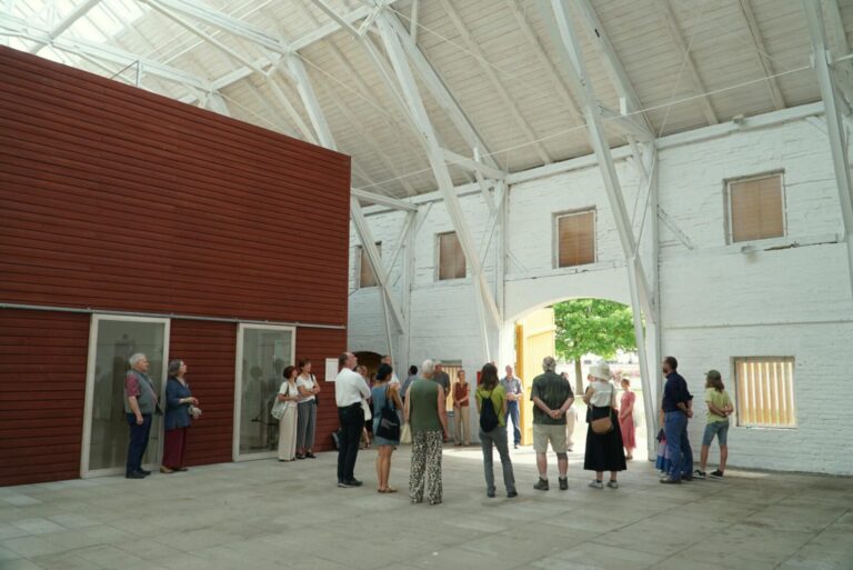 Vortrag zum Thema Denkmalschutz in einer großen Scheune