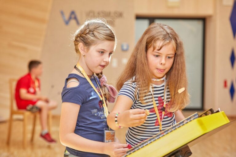 zwei Mädchen fokussiert auf den Notenständer