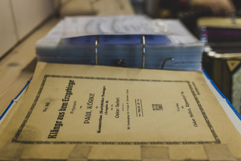 Ordner mit alten Volksmusik-Publikationen