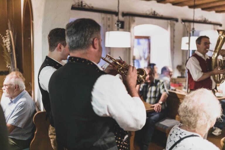Musikanten im Wirthaus (Foto - Matthias Ettinger) Gredinger Trachtenmarkt 2023