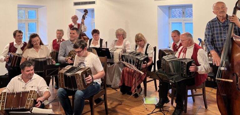 Konzertinaspieler beim gemeinsamen Musizieren