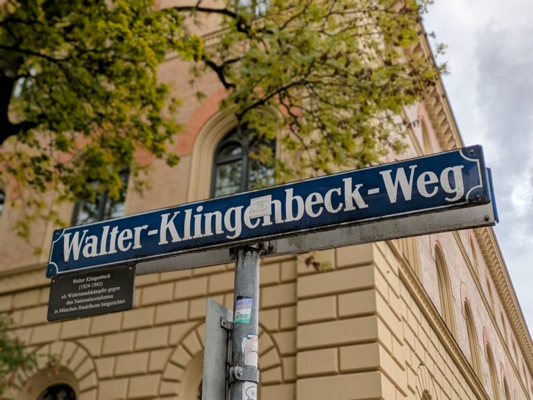 Straßenschild mit der Aufschrift: Walter-Klingenbeck-Weg (Widerstandskämpfer gegen den Nationalsozialismus)