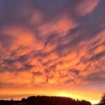 Abendhimmel mit Sonnenuntergang, der die Wolken rot färbt