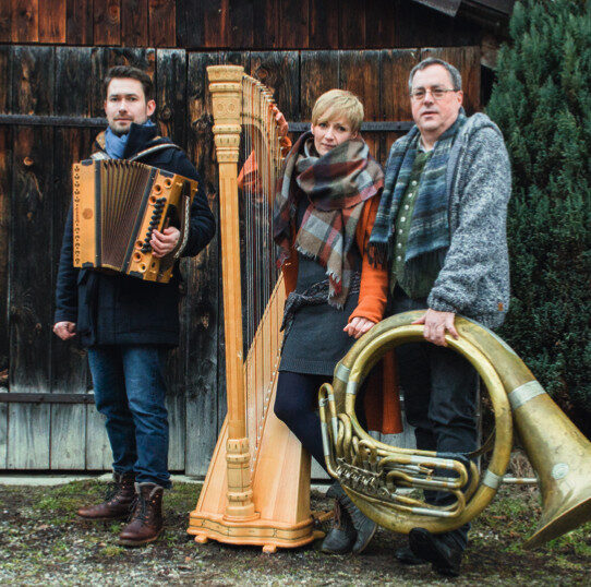 Drei Musikanten der Gruppe Quetschendatschi mit ihren Instrumenten