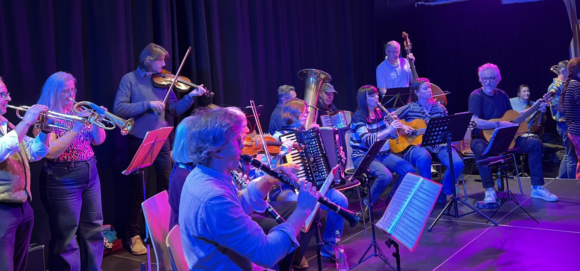 Musikanten mit unterschiedlichen Instrumenten